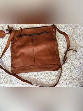 Super cute- Harbour 2nd Women's Leather Crossbody Bag.  Never used!